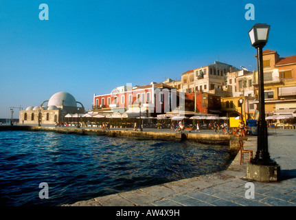 Straßenlaterne im Blick auf den bunten Hafen von Chania, Kreta, griechische Inseln Stockfoto