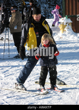 Papa, Tochter, ski Whistler, BC, Kanada Stockfoto