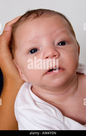 Porträt krankes neugeborenes Baby hielt in armen Mütter suchen Stockfoto