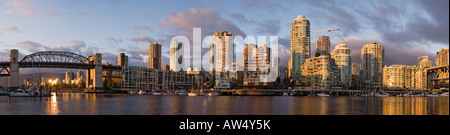 Die Innenstadt von Vancouver Eigentumswohnungen und Burrard Bridge sonnen sich in der Abendsonne. Ansicht von Granville Island. Stockfoto