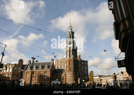 Der Munttoren oder Munt Tower am Muntplein Platz in Amsterdam. Stockfoto