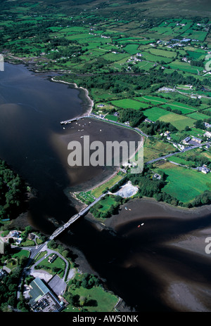 irische Küste Meer Stadt mit Brücke Stockfoto