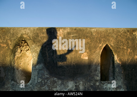 Afrika Kenia Mombasa Schatten Reiseführer auf Fort Wände innen Fort Jesus Stockfoto