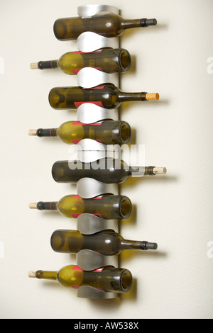 Ein Rack mit Weinflaschen Stockfoto