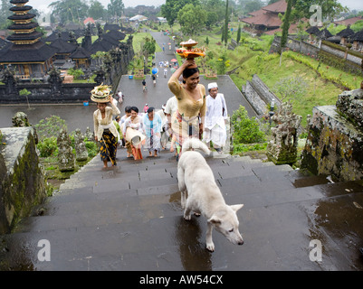 Eine balinesische Begräbnis-Prozession tragen Regenschirme Treppenstufen bis zu der Pura Besakih Tempel Bali Indonesien Stockfoto