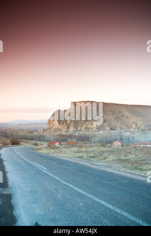 nie endender Weg in die Berge von Göreme, Kappadokien, Türkei im eiskalten Winter. Stockfoto