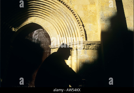 MANN REITET VORBEI KIRCHE IN CÓRDOBA Stockfoto