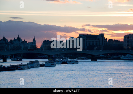 Thames, London bei Sonnenuntergang mit Silhouetten Stockfoto