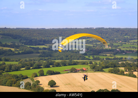 Gleitschirm im Flug über Butser Hill an der South Downs Hampshire England * nur für redaktionelle Nutzung * Stockfoto