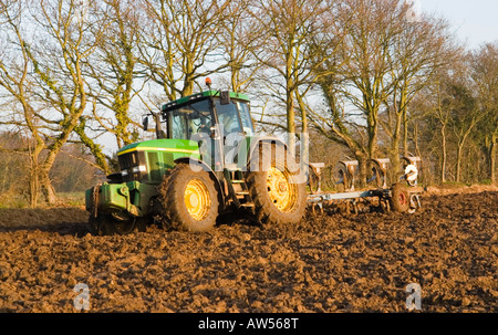 Ein Bauer ein Feld mit einem modernen Traktor und Pflug Pflügen Stockfoto