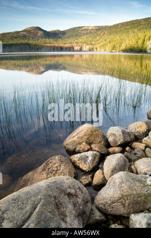 Sonnenuntergang oberen Hadlock See entlang mit Blick auf kahlen Gipfel Acadia Nationalpark Maine USA Stockfoto