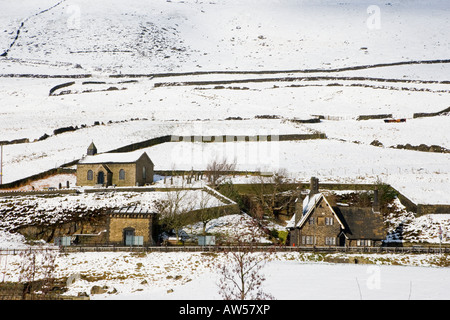 Winter-Blick von St. James Church und Bleak House auf dem Woodhead-Pass im Peak District Stockfoto