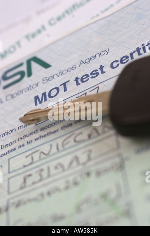 Vosa TÜV Prüfzertifikat mit Auto Schlüssel Fahrzeug Operator Services Agentur Stockfoto