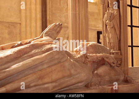 Voller erhaltenes Marmoreffigie von Richard Durnford (Bischof von Chichester 1870-96) in der Chichester Cathedral, West Sussex, England, Großbritannien Stockfoto