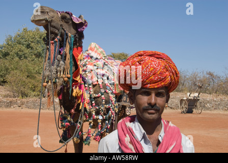 Porträt eines Turban Kamel Treibers mit Kamel und Wagen. Stockfoto