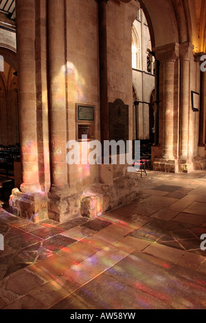 Licht aus Buntglas-Fenster aufleuchten, das Innere der Kathedrale von Chichester, West Sussex, England Stockfoto