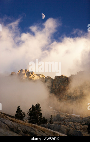 Halbmond über Wolken am Berg California Vereinigte Staaten von Amerika Stockfoto