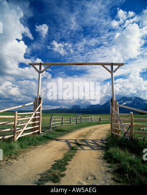 Sawtooth Mountains von der Stadt von Stanley Stockfoto