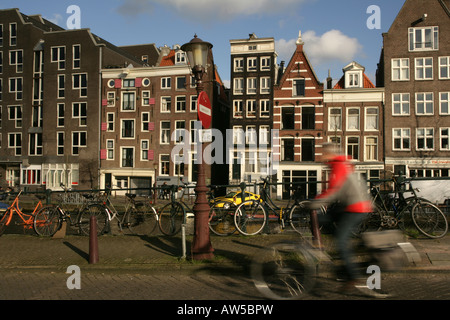 Fahrräder und alten Gebäuden entlang einer Gracht in Amsterdam. Stockfoto