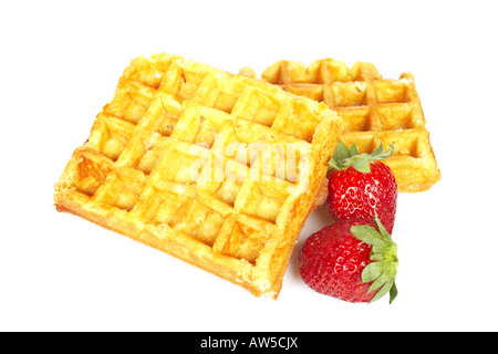 Waffeln und Erdbeeren auf weißem Hintergrund isoliert Stockfoto