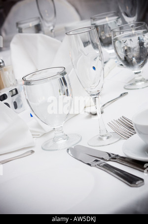 Weißen Tisch Platzierung von Essgeschirr Stockfoto