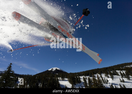 unten auf Skiern vom Skifahrer Sprung durch die Luft im Skigebiet Telluride, San Juan-Sortiment Stockfoto