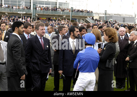 Frankie Dettori mit seine königliche Hoheit Scheich Mohammed bin Rashid al Maktoum und Trainer Saeed bin Suroor in Newmarket Stockfoto