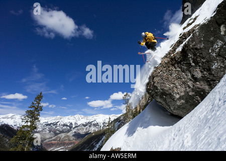 Skifahrer Sprünge aus großen Schnee bedeckt Rock, San Juan-Sortiment Stockfoto