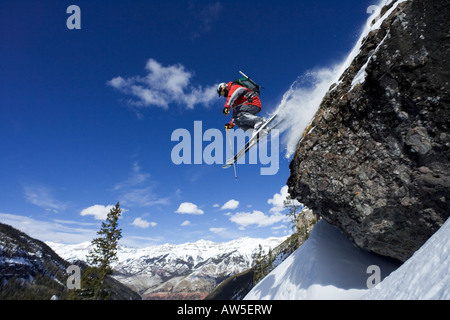 Skifahrer Sprünge aus großen Schnee bedeckt Rock, San Juan-Sortiment Stockfoto