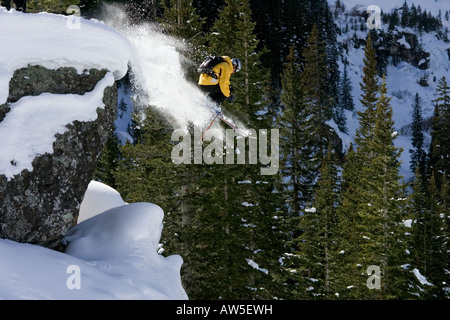 Skifahrer Sprünge aus großen Schnee bedeckt Rock, San Juan-Sortiment Stockfoto