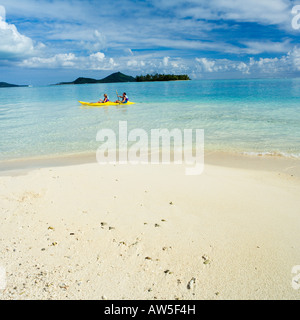 2 Personen Kajak in der Nähe von Sandstrand auf einer der vielen Motus von Bora Bora Stockfoto