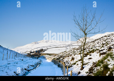 Suche entlang einer Schnees bedeckt Longdendale Trail im Peak District in Richtung Bleak House im Longdendale Tal Stockfoto