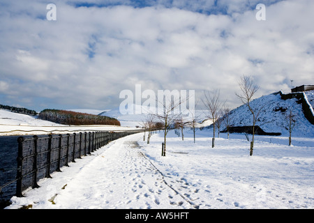 Betrachtet man entlang des Weges Longdendale Woodhead Reservoir im Winter im Peak District Stockfoto