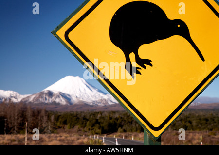 Kiwi-Verkehrsschild mit Mount Ngauruhoe im Hintergrund im Tongariro National park Stockfoto