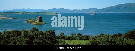 Panorama Cal Mac Fähre vorbei Castle Stalker bei Flut in Lynn Lorne von Appin zeigt Glensanda Steinbruch Argyll, Schottland Stockfoto