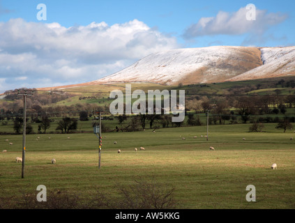 Pendle Hill, schneebedeckten in Ribble Valley Lancashire UK Stockfoto
