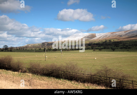 Pendle Hill, schneebedeckten in Ribble Valley Lancashire UK Stockfoto