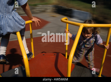 Kinder im Grundschulalter spielen am Kreisverkehr Stockfoto