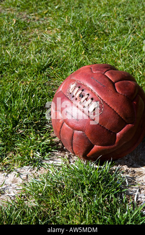 Vintage Leder Fußball an der Sideline eines Fußballfeldes Stockfoto