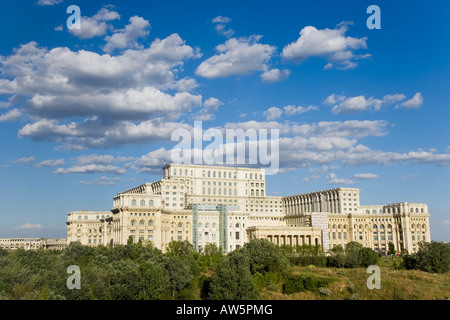 Erhöhten Blick auf die rumänische Parlamentspalast Gebäude in Bukarest Stockfoto