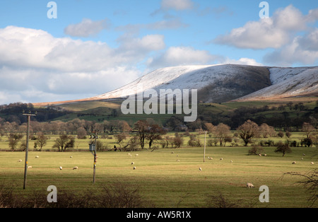 Pendle Hill, schneebedeckten in Ribble Valley Lancashire UK Stockfoto