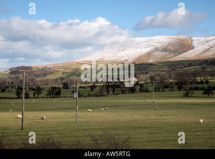 Pendle Hill, schneebedeckten in Ribble Valley Lancashire UK Stockfoto