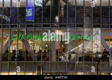 Der weltweit verkehrsreichsten Starbucks-Café mit Blick auf die Hachiko-Kreuzung in Shibuya, Tokyo, Japan Stockfoto