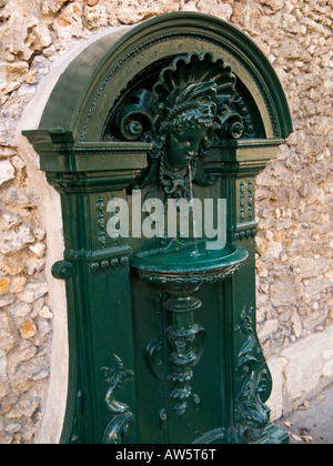 Öffentliche Trinkbrunnen an einer Wand in Paris Frankreich Europa Stockfoto