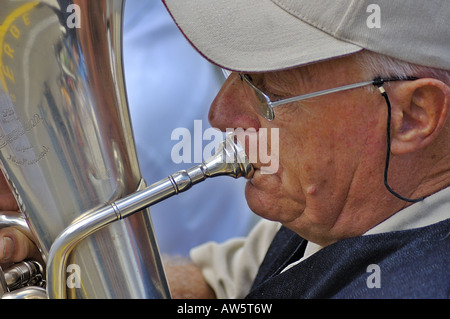 Nahaufnahme von einer Tuba-Spieler in einer Blaskapelle Stockfoto