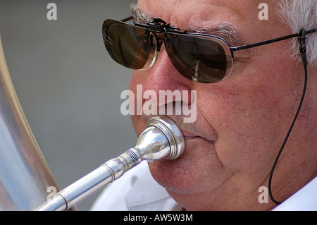 Nahaufnahme von einer Tuba-Spieler in einer Blaskapelle Stockfoto