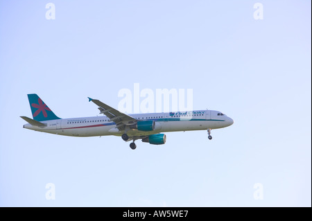 Erste Wahl Charter Flugzeug kommen ins Land am East Midlands Flughafen Stockfoto