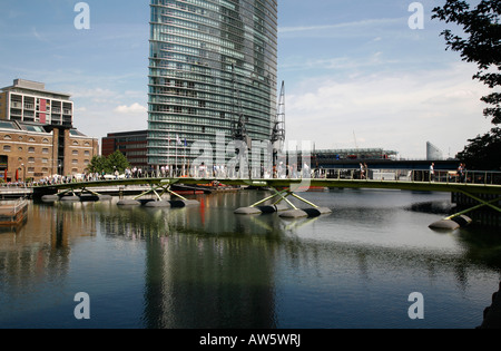 Fußgängerbrücke über West India Dock in Canary Wharf, London Stockfoto