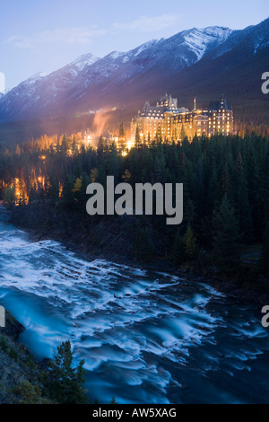 Banff Springs Hotel von Überraschung Punkt Blick über den Bow River Banff Nationalpark Alberta Kanada Nordamerika Stockfoto