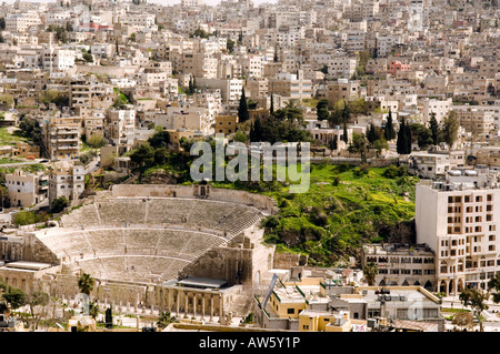 das römische Amphitheater und die umliegenden Gebäude in Amman Jordanien Stockfoto